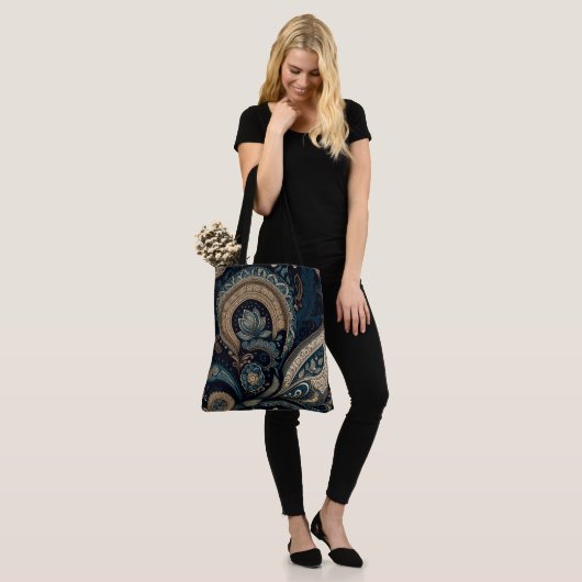 Boho Chic Dark Blue Paisley Pattern Draagtas (Op model)