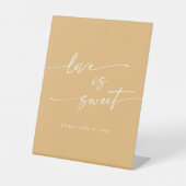 Boho Chic Gele Marigold Liefde Is Sweet Wedding Reclamebord Met Voetstuk (Voorkant)
