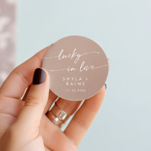 Boho chic neutraal taupe gelukkig in liefde gunst ronde sticker