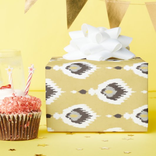 Boho chic yellow ikat tribal patroonmonogram cadeaupapier (Verjaardagsfeest)