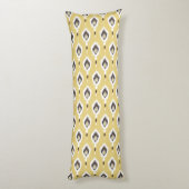 Boho chic yellow ikat tribal patroonmonogram lichaamskussen (Achterkant (Verticaal))