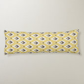 Boho chic yellow ikat tribal patroonmonogram lichaamskussen (Achterkant)
