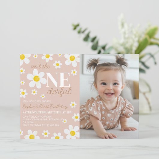 Boho Daisy Bloom First Birthday Photo Invitation (Debout devant)