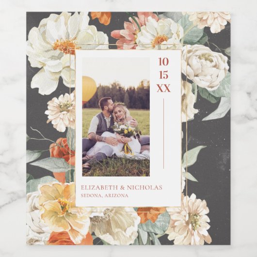 Boho Dark Floral | Monogram Weddenschap Foto Wijn Etiket (Enkel label)