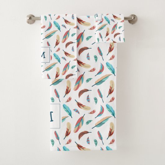 Boho drijvende veren patroon monogram bad handdoek (Insitu)