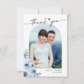 Boho Dusty Blue Floral Modern Arch Wedding Foto Bedankkaart (Voorkant)