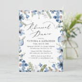 Boho Dusty Blue Floral Rehearsal Dîner Invitation (Debout devant)