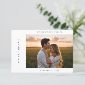 Boho Elegante Script QR Code Foto Budget Bruiloft Kaart (Staand voorkant)