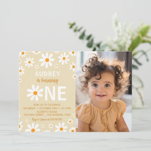 Boho Light Daisy First Birthday Photo Invitation (Debout devant)