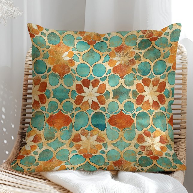 Boho Marokkaanse Turquoise en Terracotta Bloemen Kussen (Boho Moroccan Turquoise and Terracotta Floral Throw Pillow in a sunny boho rattan armchair.)