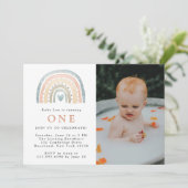 Boho moderne Baby Birthday Photo Invitation (Debout devant)