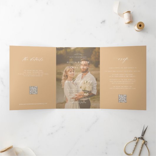 Boho moderne trouwfoto RSVP details QR-code Drieluik Uitnodiging (Binnen)