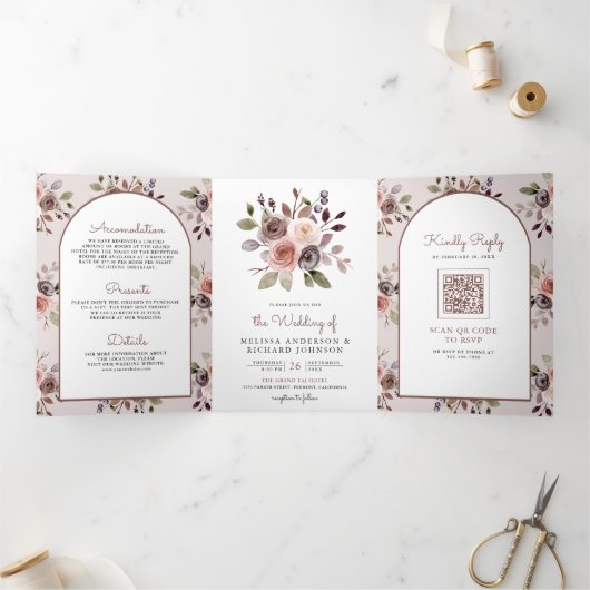 Boho Neutral Aardse Taupe Bloemen QR Code Bruiloft Drieluik Uitnodiging (Binnen)
