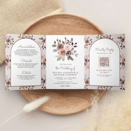 Boho Neutral Aardse Taupe Bloemen QR Code Bruiloft Drieluik Uitnodiging