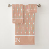 Boho Peach Sage Green White Triangles Abstract Geo Bad Handdoek (Insitu)