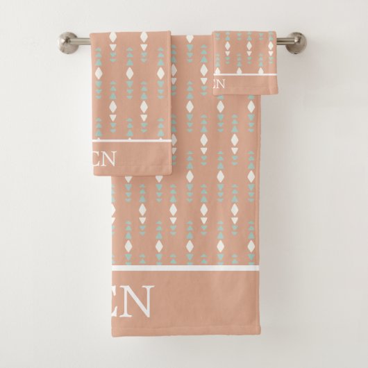 Boho Peach Sage Green White Triangles Abstract Geo Bad Handdoek (Insitu)