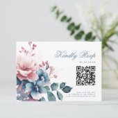 Boho romantique Dusty Blue Floral Wedding RSVP QR (Debout devant)