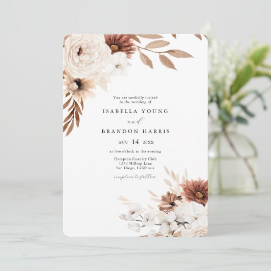 Boho Sienna et Faire-part de mariage florale beige (Debout devant)