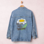 Boho Simple Daisy Future Mme Nom Mariée<br><div class="desc">Un design simple de fleur marguerite avec des pétales blancs donne à cette mariée d'être "future Madame" veste denim une hippie rétro, moderne, ambiance bohème. Le texte personnalisé en fait un accessoire de tenue amusant pour les photoshoots fiançailles, les fêtes, les week-ends de bachelorette, et même la journée de photos...</div>