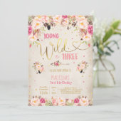 Boho Young Wild Et Invitation À Trois Anniversaire (Debout devant)