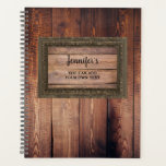 Bois de grange foncé rustique tendance personnalis<br><div class="desc">Planificateur rustique à motifs de bois foncé.
Vous pouvez le personnaliser et ajouter votre nom et votre texte à l'avant.</div>