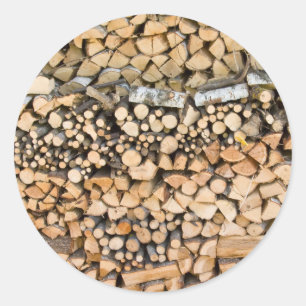 Bois haché sur un autocollant rond pile