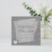 Bois rustique Arkansas Gris invitations de mariage (Debout devant)