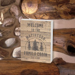 Bois rustique BIENVENUE AU NOM CABINE<br><div class="desc">Bienvenue aux invités à votre cabine avec ce bois rustique BIENVENUE AU NOM FAMILLE signe CABINE avec la date de l'année établie ou autre texte. Contactez le concepteur via Zazzle Conversation ou makeitaboutyoustore@gmail.com si vous souhaitez modifier un design ou un autre produit.</div>