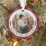 Bois rustique Buffalo Check Couples Premier Noël<br><div class="desc">C'est un cadeau parfait pour un couple nouvellement marié. Marquez l'année de leur mariage avec ce ornement de vacances photo personnalisé. My Rustic Wood Buffalo Check Couples First Christmas Ornament peut être customisé avec photo,  noms et année.</div>