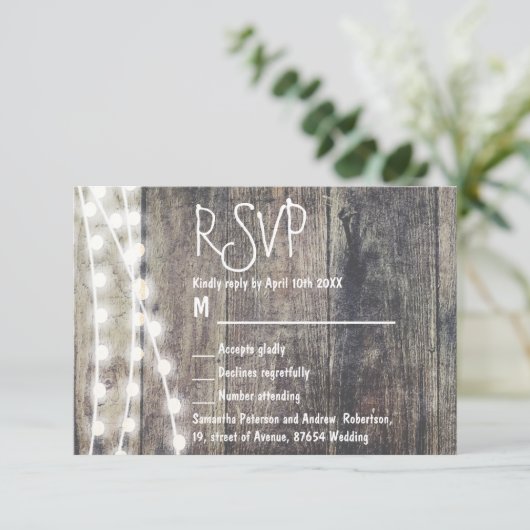 Bois rustique et lumières à cordes mariage RSVP (Debout devant)