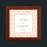 Boîte à bijoux de style Vintage personnalisée<br><div class="desc">Que ce soit pour un cadeau mariage pour les jeunes mariés, un cadeau d'anniversaire ou pour toute autre occasion spéciale, cette élégante boîte à bijoux de style Vintage sera certainement chère pour les années à venir. Doté d'une belle motif féminine en pêche douce pastel et blanche, exclusive à notre magasin,...</div>