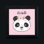Boîte à bijoux en Panda Rose Cute Personnalisée<br><div class="desc">Une jolie boîte à bijoux de panda personnalisée rose. Joli arrière - plan rose avec un visage de panda ceinturé devant. Personnalisez-le avec votre nom. Conçu pour vous par Blackberry Boulevard.</div>
