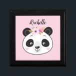 Boîte à bijoux en Panda Rose Cute Personnalisée<br><div class="desc">Une jolie boîte à bijoux de panda personnalisée rose. Joli arrière - plan rose avec un visage de panda ceinturé devant. Personnalisez-le avec votre nom. Conçu pour vous par Blackberry Boulevard.</div>