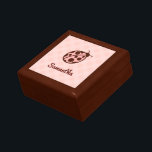 Boîte à bijoux Ladybug personnalisée<br><div class="desc">Une coccinelle orne cette boîte à bijoux en bois. Utilisez cette boîte de coccinelle comme une boîte à bijoux,  boîte à souvenir,  boîte cadeau,  cadeau,  art,  décoration,  décoration de maison,  boîte à monnaie,  etc... . Le design est issu de l'art original.</div>