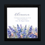 Boîte À Souvenirs 100e anniversaire Juillet Mois de naissance Fleur<br><div class="desc">Elégante aquarelle d'été fleurs de larkspur bleu créent une belle bordure florale au fond de cette boîte cadeau de juillet Fleur de naissance. Les fleurs de larkspur ou de delphinium sont la fleur de naissance de juillet. Une combinaison de polices à la mode lui confère une esthétique moderne. Tout le...</div>