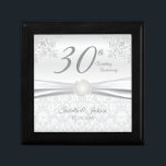 Boîte À Souvenirs 30e anniversaire de la Mariage Pearl Design<br><div class="desc">Le coffret-cadeau de design du 30e anniversaire de Mariage est prêt à être personnalisé. ⭐ Ce produit est entièrement personnalisable. Les graphiques et / ou le texte peuvent être ajoutés, supprimés, déplacés, redimensionnés, modifiés, tournés, etc... 99% de mes dessins dans mon magasin sont faits en couches. Cela vous permet de...</div>