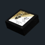 Boîte À Souvenirs 50e anniversaire de la Parties scintillant d'or<br><div class="desc">50th Golden Parties scintillant Anniversary Design Garder boîte cadeau pour vous de personnaliser. Cette conception fonctionne bien pour d'autres événements et occasions comme un anniversaire, mariage, fiançailles, diplôme, retraite, etc... en modifiant simplement le texte. 😊 Ce Produit est 100% Personnalisable. Les graphiques et/ou le texte peuvent être ajoutés, supprimés, déplacés,...</div>