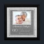 Boîte À Souvenirs 60e anniversaire de diamant photo Keepsaké<br><div class="desc">Cette belle bijouterie laquée ou boîte à Trinette est ornée de notre belle collection d'Anniversaires Mariages et contient la photo du couple d'anniversaire, la date de leur Anniversaire de Diamant et leurs noms. Une belle façon de chérir les souvenirs que vous avez fait célébrer 60 ans ensemble. Un beau cadeau...</div>