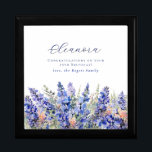 Boîte À Souvenirs 75e anniversaire Juillet Mois de naissance Fleur<br><div class="desc">Elégante aquarelle d'été fleurs de larkspur bleu créent une belle bordure florale au fond de cette boîte cadeau de juillet Fleur de naissance. Les fleurs de larkspur ou de delphinium sont la fleur de naissance de juillet. Une combinaison de polices à la mode lui confère une esthétique moderne. Tout le...</div>