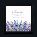 Boîte À Souvenirs 85e anniversaire Juillet Mois de naissance Fleur<br><div class="desc">Elégante aquarelle d'été fleurs de larkspur bleu créent une belle bordure florale au fond de cette boîte cadeau de juillet Fleur de naissance. Les fleurs de larkspur ou de delphinium sont la fleur de naissance de juillet. Une combinaison de polices à la mode lui confère une esthétique moderne. Tout le...</div>