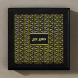 Boîte À Souvenirs Abee Genre Elegant Or et Black Bee Motif<br><div class="desc">Ne serait-ce pas gentil si tout le monde était gentil l'un envers l'autre. Ce design supporte qu'ils avec un miel d'une torsion, avec l'expression "Abee Kind" en élégantes lettres de couleur dorée swoopy dans une boîte noire. Le motif arrière - plan est un motif d'abeilles vintage contre le noir. Ce...</div>