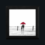 Boîte À Souvenirs Amour couple anniversaire<br><div class="desc">Amour couple avec parapluie rouge,  couple romantique,  personnes amoureuses,  art d'anniversaire,  cadeau d'anniversaire,  imprimé mariage,  cadeau mariage,  premier anniversaire,  amants,  premier amour,  premier baiser,  personnes amoureuses,  cadeau de Noël,  cadeau de Noël,  cadeau de Noël,  présent pour le couple,  présent pour eux.</div>