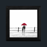 Boîte À Souvenirs Amour couple anniversaire<br><div class="desc">Amour couple avec parapluie rouge,  couple romantique,  personnes amoureuses,  art d'anniversaire,  cadeau d'anniversaire,  imprimé mariage,  cadeau mariage,  premier anniversaire,  amants,  premier amour,  premier baiser,  personnes amoureuses,  cadeau de Noël,  cadeau de Noël,  cadeau de Noël,  présent pour le couple,  présent pour eux.</div>