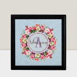 Boîte À Souvenirs Anneau Floral vintage Monogramme personnalisé Text<br><div class="desc">Élevez votre style avec notre Vintage Floral Custom Monogram Design. Le bel arrière - plan floral et le centre de l'anneau rose complexe font de ce design se démarquer pour toutes les occasions. Customisez vos initiales ou tout texte que vous voulez créer un monogramme unique et personnel qui vous représente...</div>