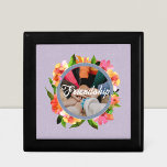 Boîte À Souvenirs Anneau Floral vintage Texte Personnalisé Photo Cad<br><div class="desc">Notre Vintage bague florale cadeau photo texte personnalisé est un produit unique et personnalisé parfait pour toutes les occasions. Vous pouvez ajouter votre texte et votre photo pour le rendre mémorable pour vos proches. Notre produit est idéal pour ceux qui veulent donner des cadeaux réfléchis et personnalisés à leurs amis...</div>