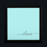 Boîte À Souvenirs Aqua Blue Turquoise Moderne Script Girl Monogramme<br><div class="desc">Aqua Blue Turquoise Script simple Monogramme Nom Bijoux Keepsaké Box. Cela fait le cadeau parfait de remise de diplômes,  anniversaire,  mariage,  douche nuptiale,  anniversaire,  baby shower ou bachelorette pour quelqu'un qui aime le luxe glam et les styles chic.</div>