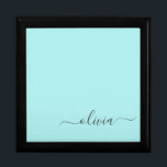 Boîte À Souvenirs Aqua Blue Turquoise Moderne Script Girl Monogramme<br><div class="desc">Aqua Blue Turquoise Script simple Monogramme Nom Bijoux Keepsaké Box. Cela fait le cadeau parfait de remise de diplômes,  anniversaire,  mariage,  douche nuptiale,  anniversaire,  baby shower ou bachelorette pour quelqu'un qui aime le luxe glam et les styles chic.</div>