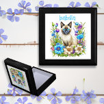 Boîte À Souvenirs Aquarelle Ai personnalisée Chat siamois en Fleurs<br><div class="desc">Beau chat siamois aux yeux bleus dans une parcelle de fleurs bleues et roses est de l'art dans un style aquarelle.</div>