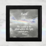 Boîte À Souvenirs Arc en ciel dans Stormy Sky Citation avec nom en b<br><div class="desc">"La blessure est l'endroit où la lumière entre", citation provocante de Rumi, poète persan du 13ème siècle, est mise en valeur contre un ciel orageux gris dans cette belle boîte cadeau en bois de conservation. Un arc-en-ciel prometteur brille à travers une pause dans les nuages gris de tempête dans un...</div>