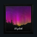 Boîte À Souvenirs aurores boréales Aurora Borealis étoile ciel<br><div class="desc">Un magnifique paysage nocturne. Les montagnes et les arbres apparaissent comme une silhouette noire contre un affichage lumineux et vif des aurores boréales scintillant au-dessus. Ce ciel nocturne excitant brille de rose,  de violet et de jaune.</div>